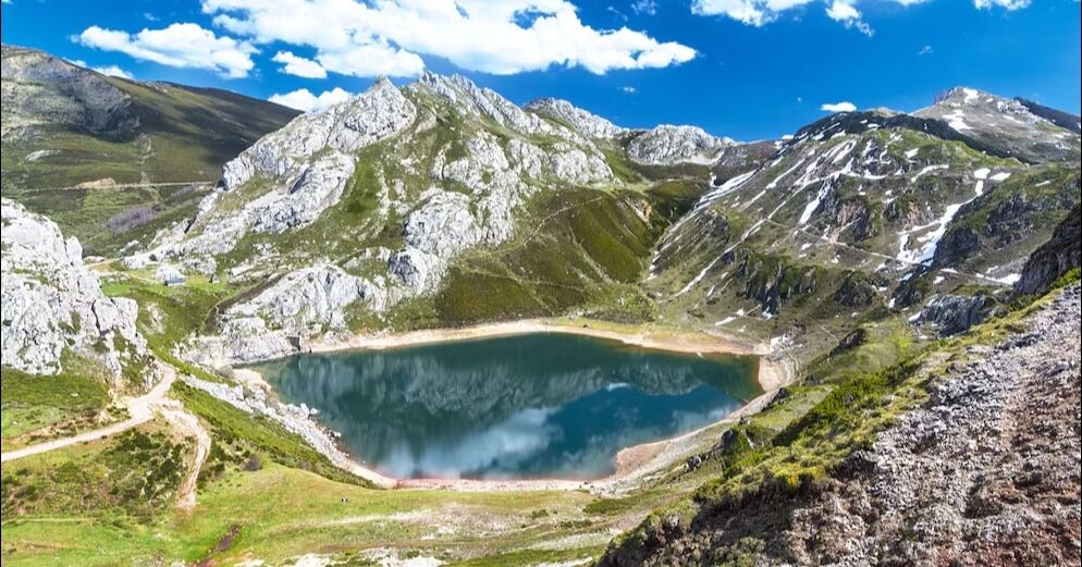 6 rutas de senderismo por España perfectas para este otoño: de increíbles lagos entre montañas a espectaculares cascadas