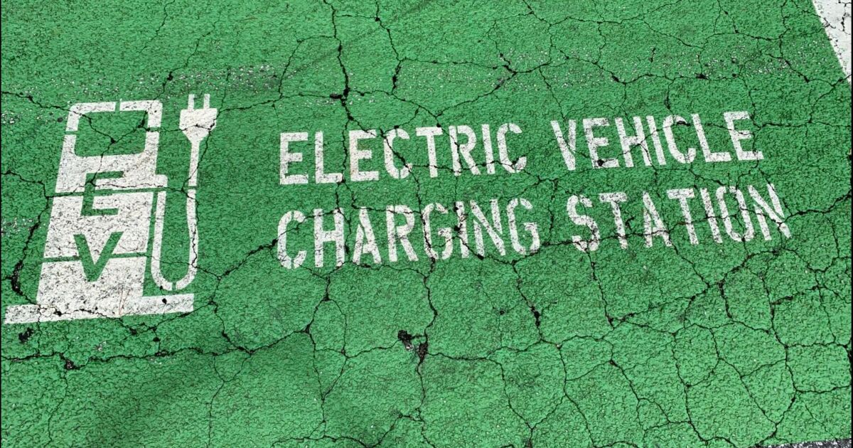 La industria de vehículos eléctricos persistirá, dicen los expertos, pese a los recortes de financiación de Trump