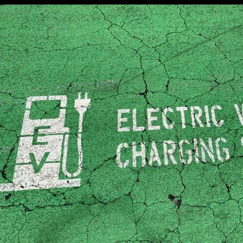 La industria de vehículos eléctricos persistirá, dicen los expertos, pese a los recortes de financiación de Trump