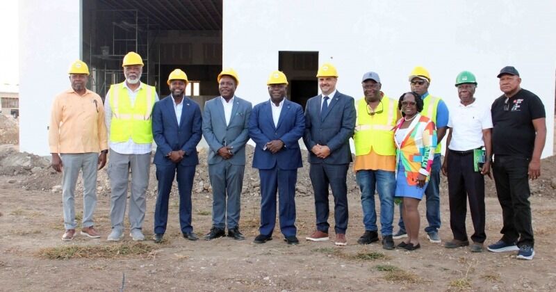 El Primer Ministro visita proyectos de agricultura y recursos marinos en Nueva Providencia