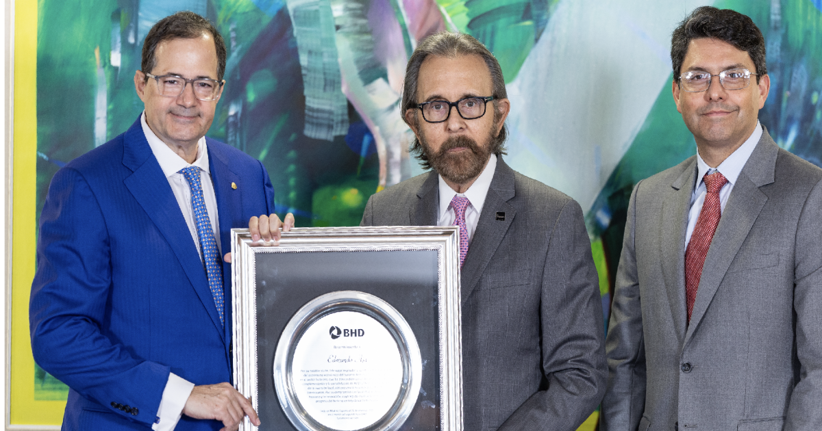 BHD reconoce a Edmundo Aja por su impacto en el turismo dominicano