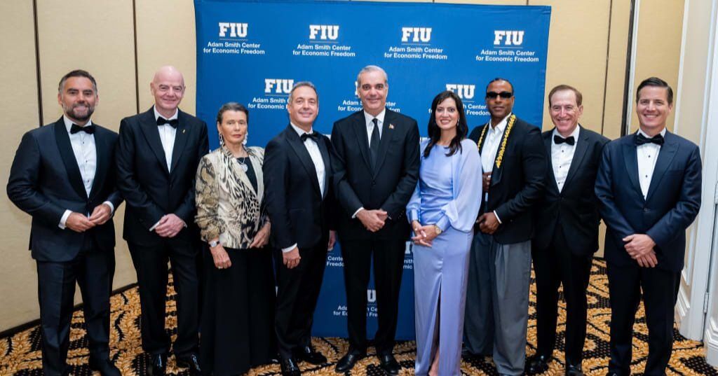 El Centro Adam Smith homenajea al presidente de la FIFA y a otras seis personas como “campeones de la libertad”