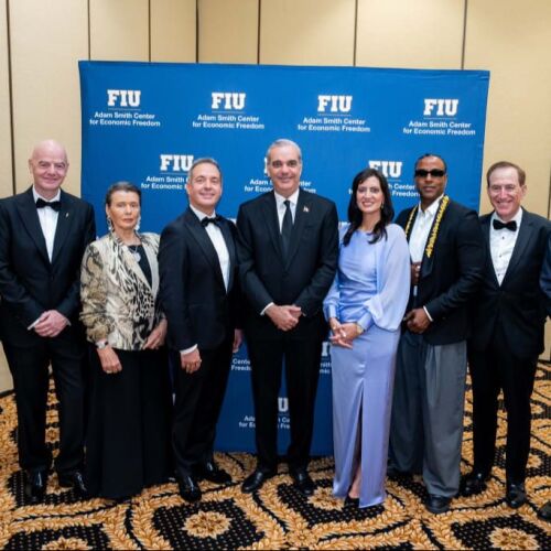 El Centro Adam Smith homenajea al presidente de la FIFA y a otras seis personas como “campeones de la libertad”