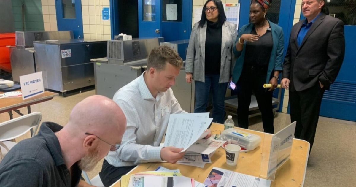 Funcionarios electos de Queens y personal de CUNY organizan un taller de solicitud de ciudadanía en Woodhaven