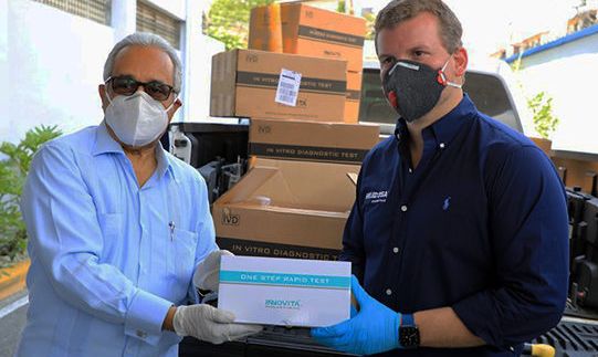 Gonzalo Castillo dona a Salud Pública 11,300 kits más para detectar el COVID-19