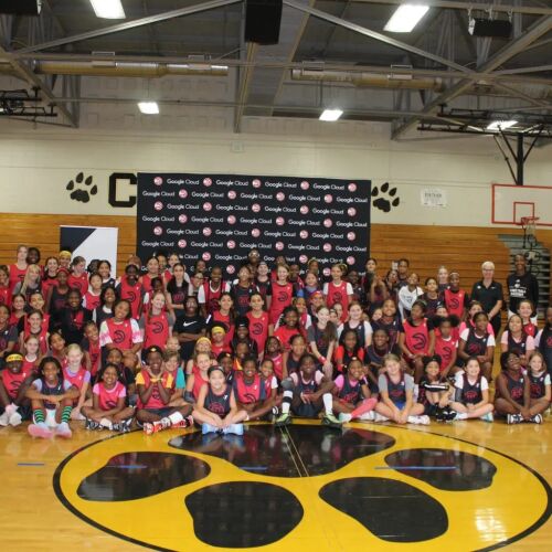 Los Atlanta Hawks empoderan a las jóvenes atletas a través de STEM en el Lady Ballers Summer Hoop Fest
