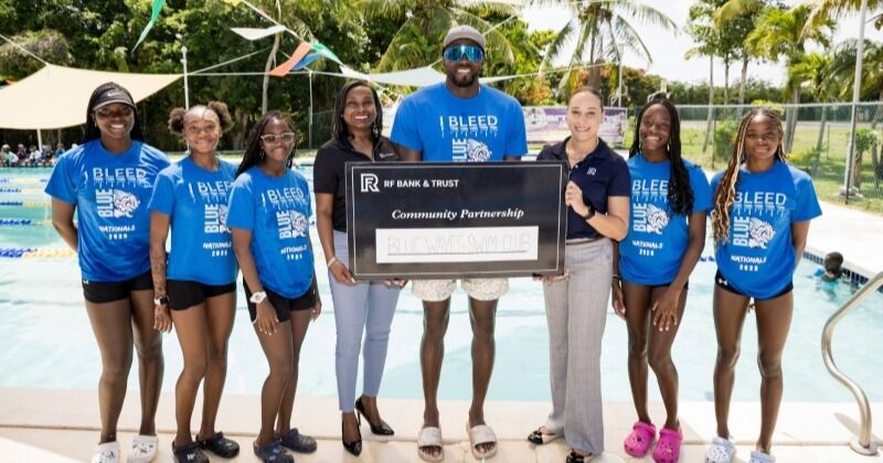 RF Bank & Trust apoya al club de natación Blue Waves con una donación para instalaciones y desarrollo de atletas