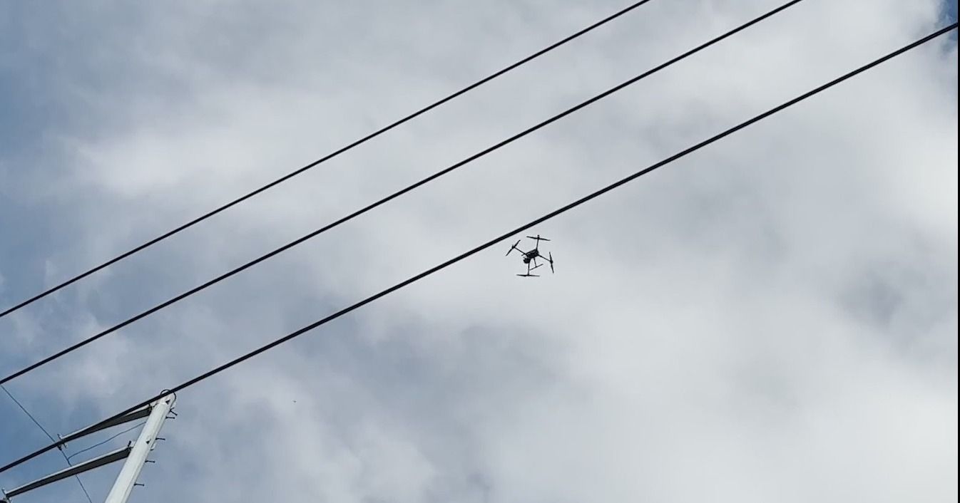 Inspeccionan líneas eléctricas con drones.