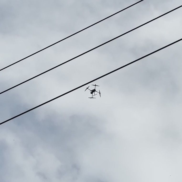 Inspeccionan líneas eléctricas con drones.