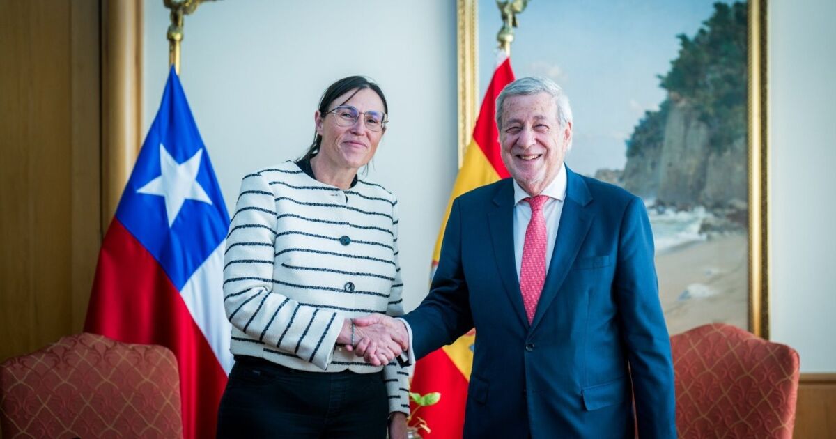 Canciller se reúne con la embajadora de España en Chile y destaca agenda en común