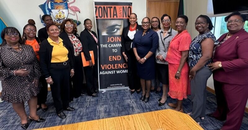 La Sra. Ann-Marie Davis se asocia con Zonta para poner fin a la violencia de género