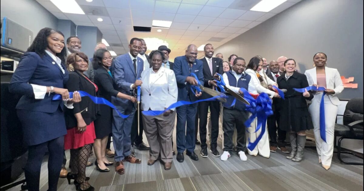 Alcalde Andre Dickens organiza la inauguración del regreso del Canal 24