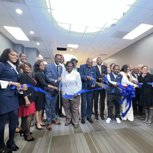Alcalde Andre Dickens organiza la inauguración del regreso del Canal 24