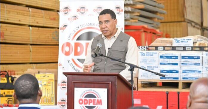 Holness dice que el huracán Melissa ofrece la oportunidad de reconstruir Jamaica "mejor y más fuerte"